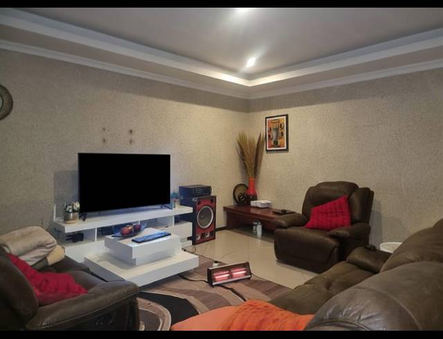 3 BEDROOM HOUSE FOR SALE IN EVATON WEST